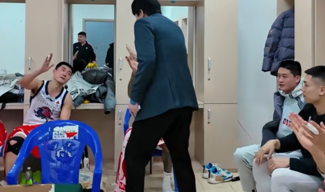 v站-胜辽宁更衣室！邱彪与全队击掌庆祝，讲话重提心态与拼，氛围极佳