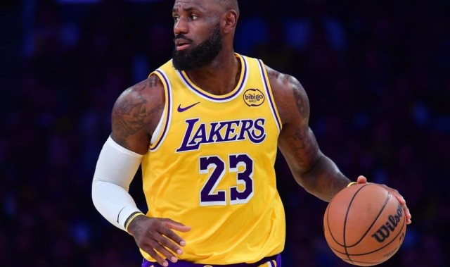 詹姆斯连续10分是以最完美的方式终结的！但纪录早就历史独一档！