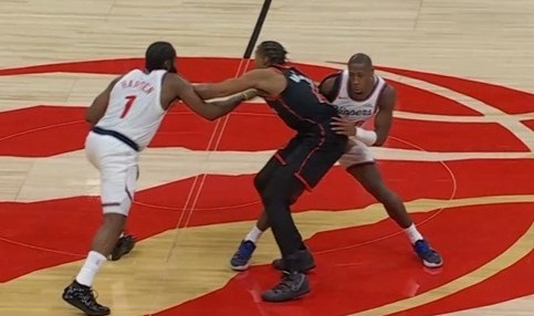 v站体育-关键球！邓恩掩护撞到巴恩斯&amp;裁判吹掩护犯规 快船挑战失败