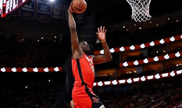 下半场直接被摁在了板凳席上，火箭对于内线老将的信任度依然有限